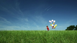 气球小孩(红色拍摄)视频素材模板下载