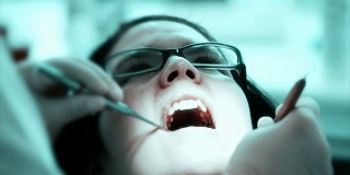 年轻女子在牙科诊所，牙科手术，处理牙齿(HD720p)