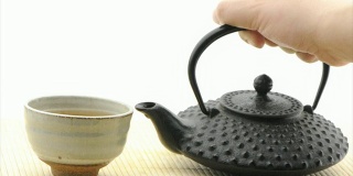 从tetsubin茶壶倒绿茶-白色背景(HD720p)