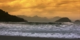 巴西孤独的海滩，日落，海浪和天空(高清)