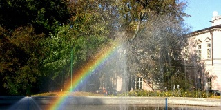 公园里有喷泉的彩虹效果
