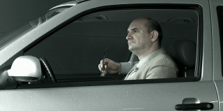 HD多莉:坐在车里的绝望男人