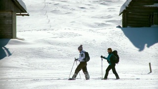 HD:穿着雪鞋在深雪中跋涉视频素材模板下载