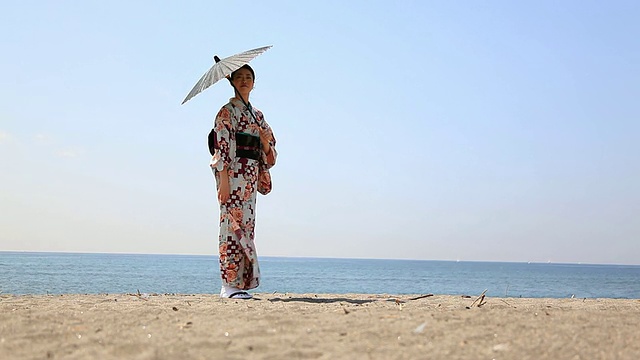 海滩上的一个日本女人