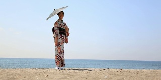 海滩上的一个日本女人