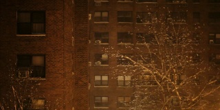 雪夜的砖砌公寓楼