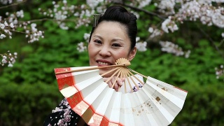 拿着扇子的日本和服妇女视频素材模板下载
