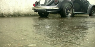 雨中被淹的汽车“无缝循环高清”