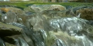 HD 1080i湍急的河流超过石头2