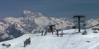 高清延时:滑雪缆车的顶端