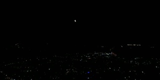 城市上空的月亮