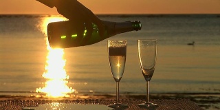 沙滩上的香槟