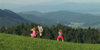 家庭在草地上玩耍