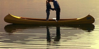 HD:湖中泛舟的浪漫