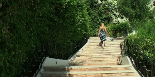 上升;金发女人和帕雷奥一起爬楼梯
