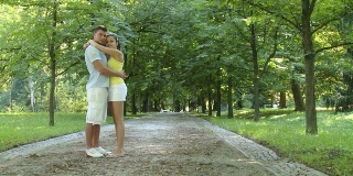 HD CRANE:公园里的夫妇