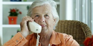 电话1080hd上的老妇人