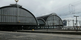 驶离阿姆斯特丹中央车站的旅客列车