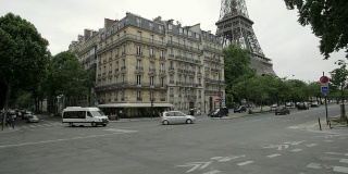 以埃菲尔铁塔为背景的巴黎街景