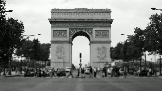倾斜镜头下的香榭丽舍大街上的交通状况，法国巴黎