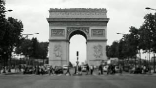 倾斜镜头下的香榭丽舍大街上的交通状况，法国巴黎视频素材模板下载