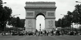 倾斜镜头下的香榭丽舍大街上的交通状况，法国巴黎