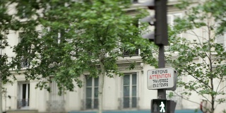 法国巴黎行人十字路口的倾斜镜头交通灯