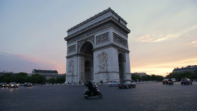 暮色中，法国巴黎凯旋门周围的车辆