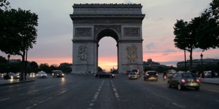 黄昏时分，法国巴黎香榭丽舍大街上的车流
