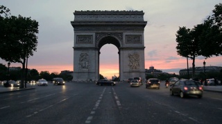 黄昏时分，法国巴黎香榭丽舍大街上的车流视频素材模板下载