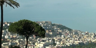 意大利那不勒斯:圣埃尔摩城堡，城市，海湾，港口