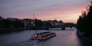 黄昏时的巴黎城市景观