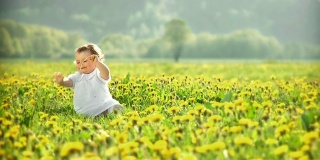 高清多莉:草地上的小女孩