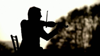 一个小提琴家的剪影视频素材模板下载
