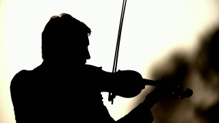 一个小提琴家的剪影视频素材模板下载