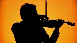 HD:在日落时拉小提琴视频素材模板下载