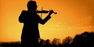 HD:在日落时拉小提琴