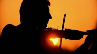 HD:日落时分的小提琴家视频素材模板下载