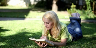年轻女子在读一本书