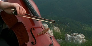 HD CRANE:男人在户外演奏大提琴