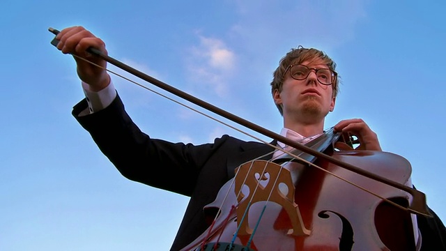 HD CRANE:男人在户外演奏大提琴