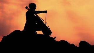 HD CRANE:在日落时演奏大提琴视频素材模板下载