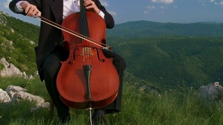 HD CRANE:男人在户外演奏大提琴视频素材模板下载