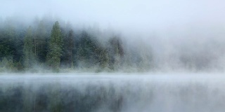 湖上晨雾高清晰度
