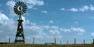 老式乡村风车水塔