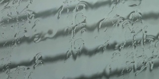 坏天气:雨点打在玻璃窗上