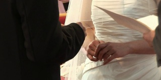 在宣誓仪式上把结婚戒指戴在新娘的手指上