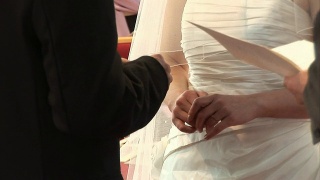 在宣誓仪式上把结婚戒指戴在新娘的手指上视频素材模板下载