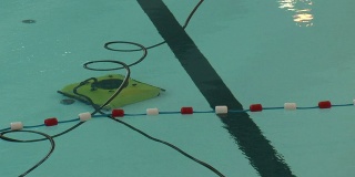 游泳池里的自动游泳池真空吸尘器