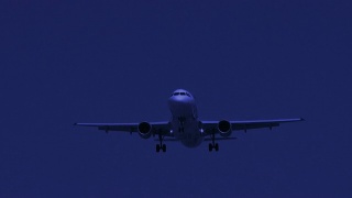 飞机在夜空中接近thè跑道视频素材模板下载